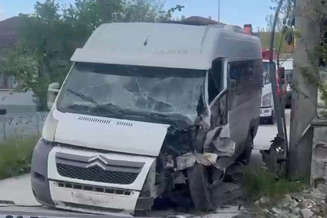 Düzce’de elektrik direğine çarpan minibüsün sürücüsü aranıyor haberi