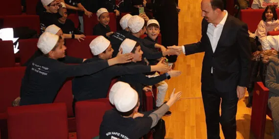 Erzurum Valisi, Konya'da hafız adayı öğrencilerle buluştu haberi