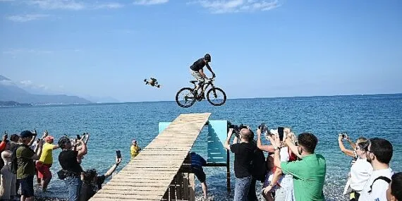 Gökyüzünden denize pedal çevirdiler haberi