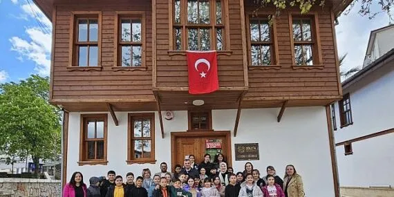 Gölcük Belediye Başkanı Ali Yıldırım Sezer, Gölcük’te en çok kitap okuyan öğrencileri ödüllendirdi haberi