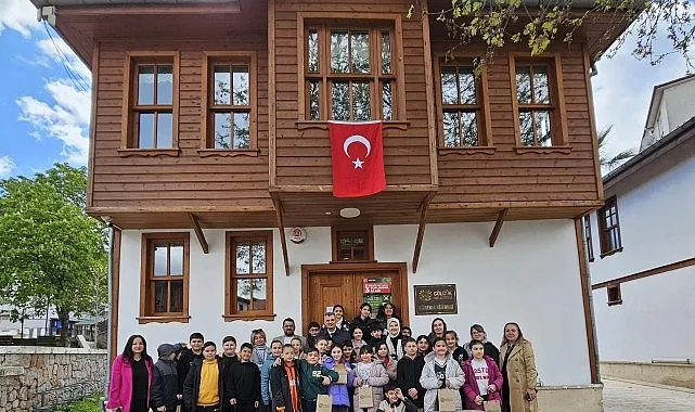 Gölcük Belediye Başkanı Ali Yıldırım Sezer, Gölcük’te en çok kitap okuyan öğrencileri ödüllendirdi haberi