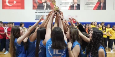 Gölcük'te okullararası turnuvada dereceye girenler ödüllendirildi haberi