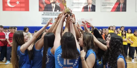 Gölcük'te okullararası turnuvada dereceye girenler ödüllendirildi haberi