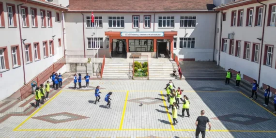 İnegöl’de okul bahçelerine bahar geldi haberi