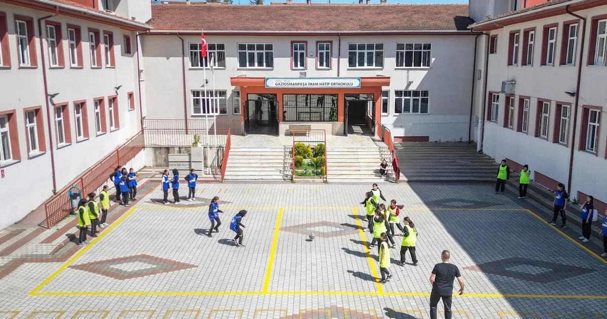 İnegöl’de okul bahçelerine bahar geldi haberi
