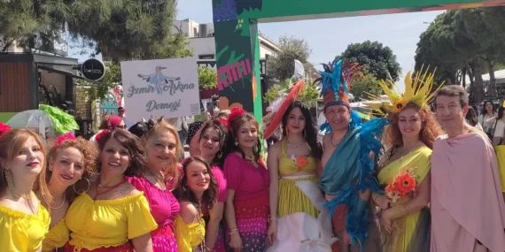 İzmir Alaçatı'da renkli ot festivali haberi