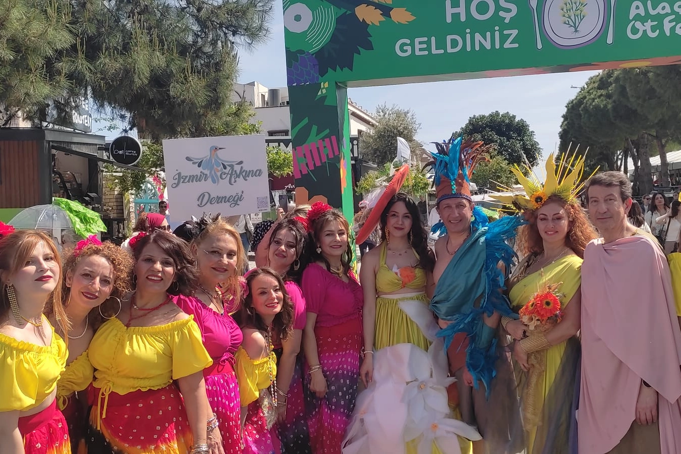 İzmir Alaçatı'da renkli ot festivali haberi
