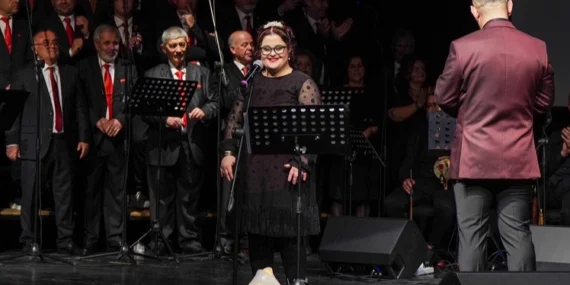 İzmir Gaziemir Belediyesi korosu türkülerle yüreklere dokundu haberi