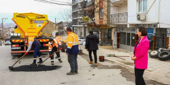 İzmir Karabağlar’da yolları asfalt yama robotu onarıyor haberi