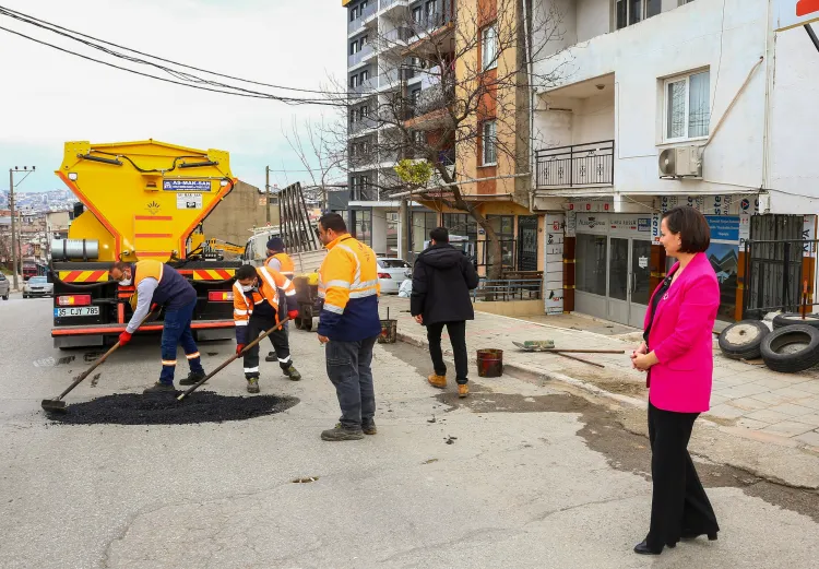 İzmir Karabağlar’da yolları asfalt yama robotu onarıyor haberi