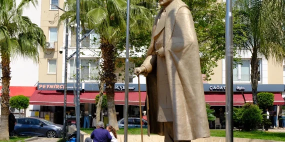 İzmir'de Narlıdere Belediyesi, Atatürk anıtı’nı bakıma aldı haberi