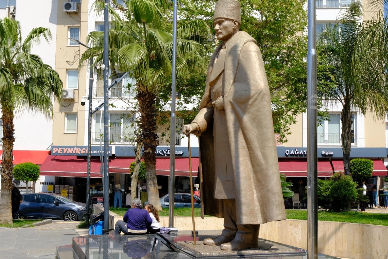 İzmir'de Narlıdere Belediyesi, Atatürk anıtı’nı bakıma aldı haberi