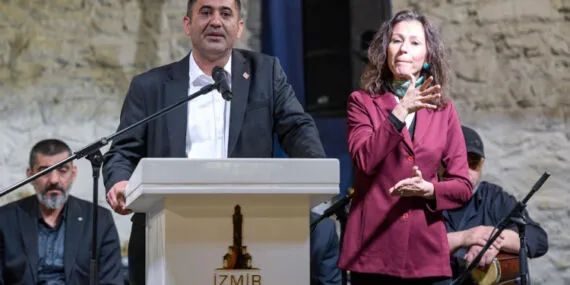 İzmir'de Romanlar Günü’nde kalpler 9/8’lik şarkılarla attı haberi