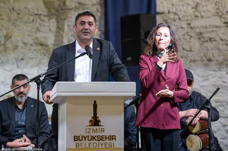 İzmir'de Romanlar Günü’nde kalpler 9/8’lik şarkılarla attı haberi