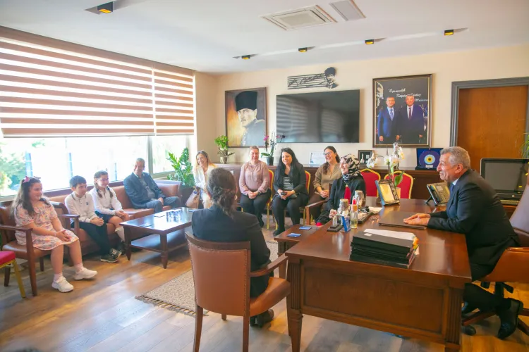İzmir'de çocuk başkanlar koltuğa oturdu, isteklerini sıraladılar! haberi