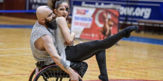 İzmir'de engelleri dansla kaldırdılar haberi