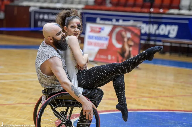 İzmir'de engelleri dansla kaldırdılar haberi