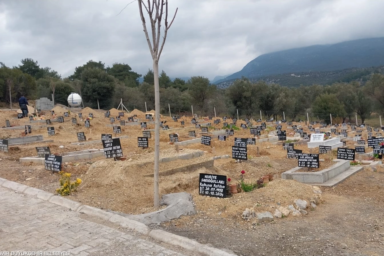 İzmir'de ölen sayısı artınca mezarlık sayısı da arttırıldı haberi