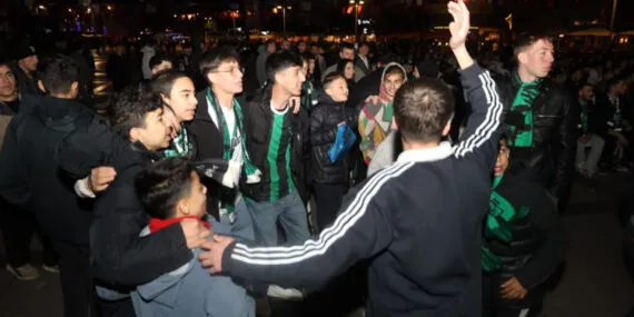 İzmit Kent Meydanı’nda yer Yeşil, gök Siyah haberi