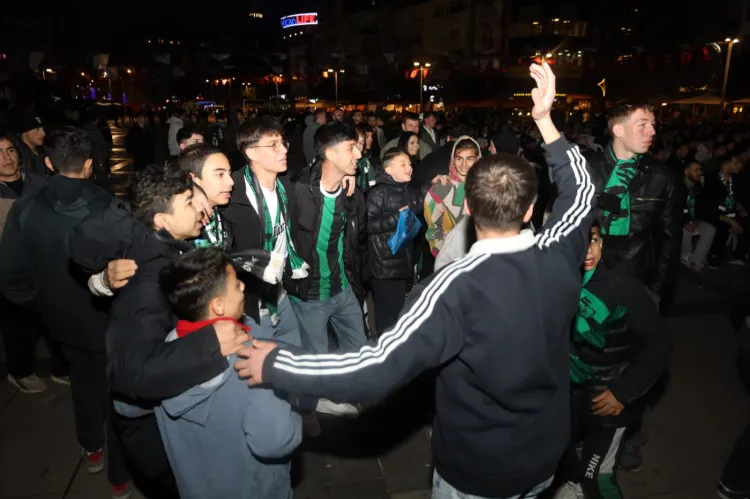 İzmit Kent Meydanı’nda yer Yeşil, gök Siyah haberi