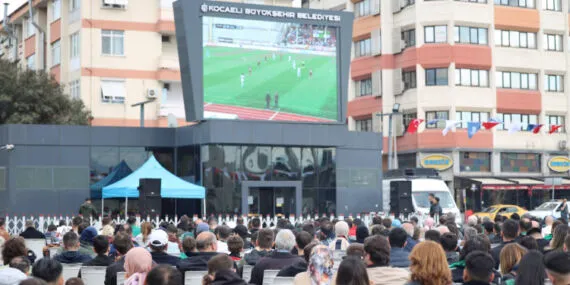 İzmit Kent Meydanı’nda yeşil-siyah heyecan haberi