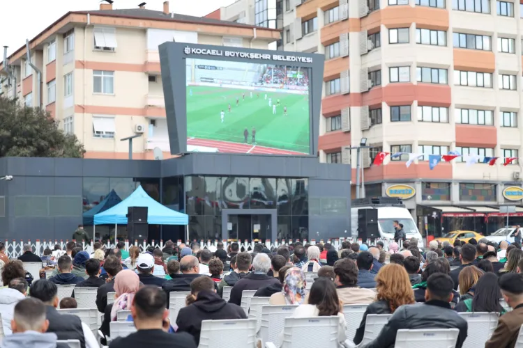 İzmit Kent Meydanı’nda yeşil-siyah heyecan haberi