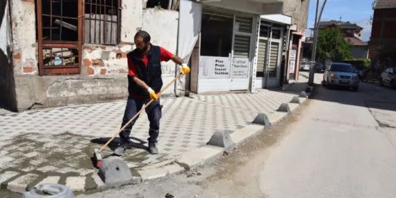 İzmit'te Şehit Kazım Caddesi'nde kaldırımlar yenilendi