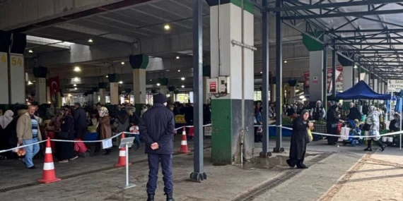 İzmit'te pazarcı kavgasına ceza: 1 hafta tezgah yasağı haberi