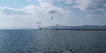 İznik’te paramotor gösterisi büyük beğeni topladı. haberi