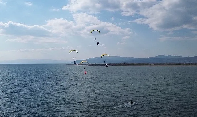 İznik’te paramotor gösterisi büyük beğeni topladı. haberi