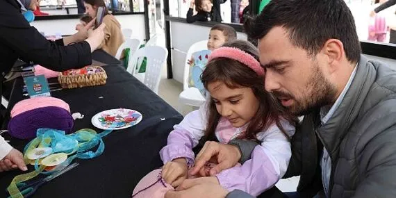 KO-MEK’te 23 Nisan coşkusu renkli şapkalara yansıdı haberi