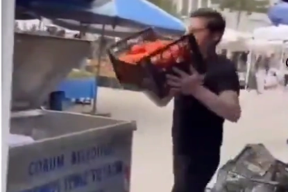 Kasalarca domatesler çöpe döküldü! Cezasız kalmadı! haberi