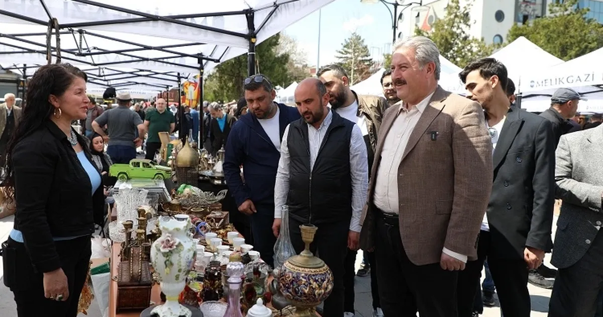 Kayseri Melikgazi'de Antika Pazarı'na yoğun ilgi haberi