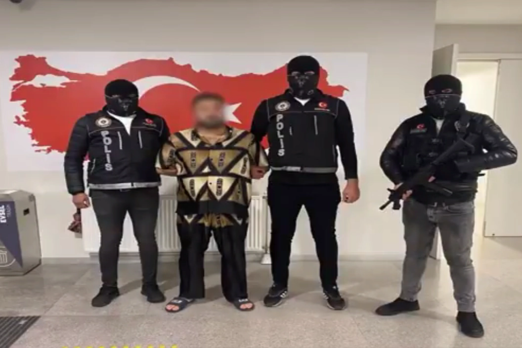 Kırmızı bültenli 3 yurtdışı firarisi daha yakalandı! haberi