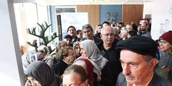 Kitapseverler Osmangazi Belediyesi’nin standında kuyruklar oluşturdu haberi