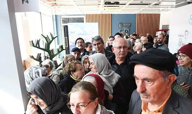 Kitapseverler Osmangazi Belediyesi’nin standında kuyruklar oluşturdu haberi
