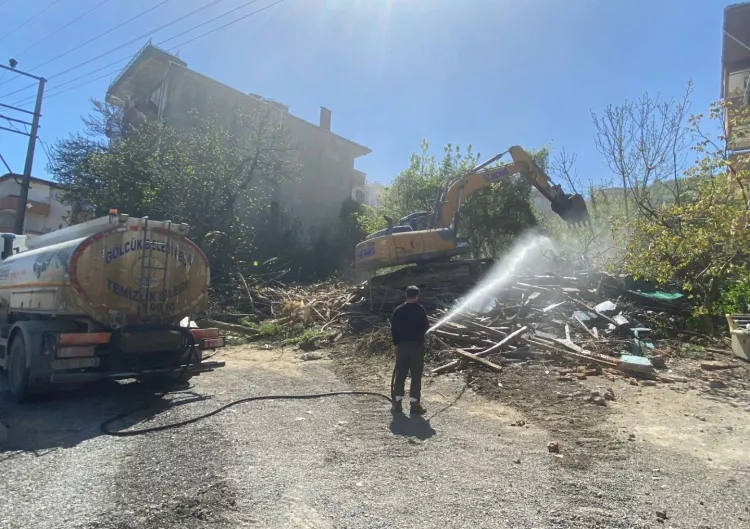 Kocaeli Gölcük'te riskli yapılar tek tek yıkılıyor haberi