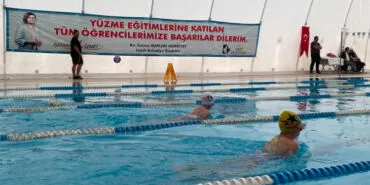 Kocaeli İzmit'te 23 Nisan’a özel yüzme yarışı haberi