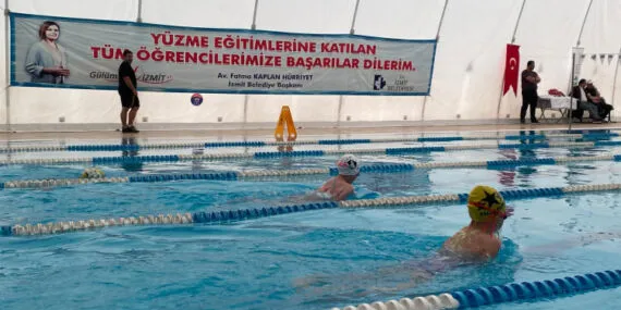 Kocaeli İzmit'te 23 Nisan’a özel yüzme yarışı haberi