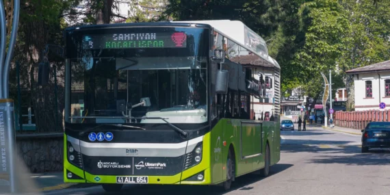Kocaeli otobüs ve tramvaylarına 'Şampiyon Kocaelispor' yazdı haberi
