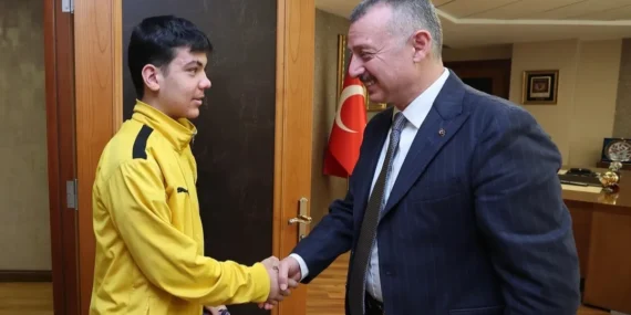 Kocaelisporlu Efe'den Başkan Büyükakın’a ziyaret haberi