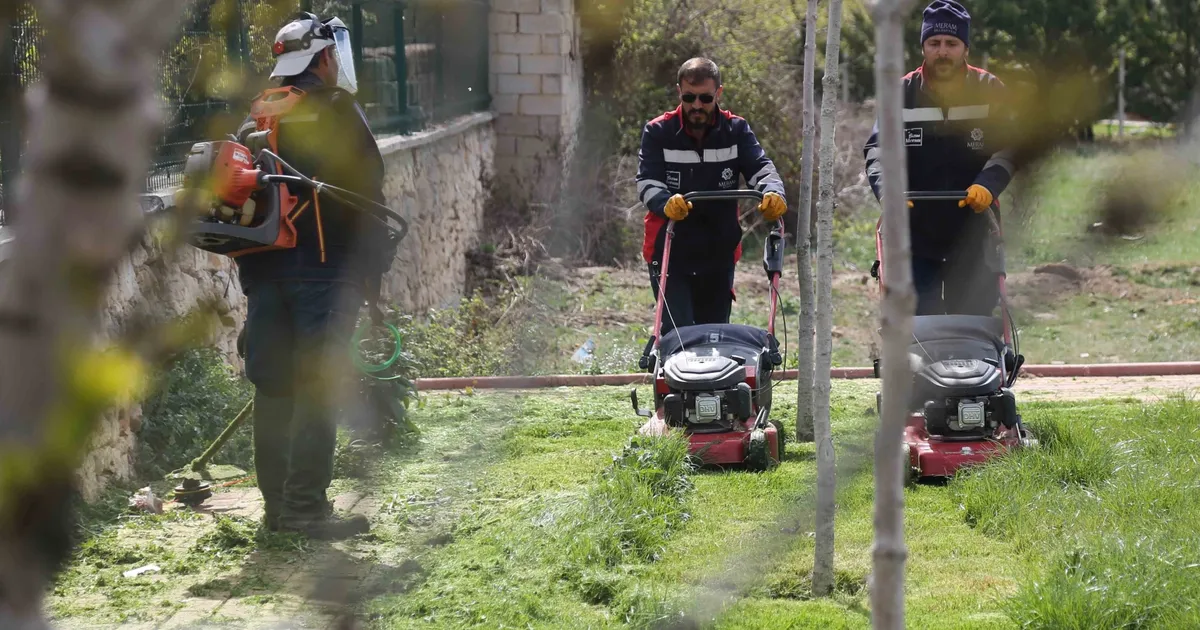 Konya'da park ve bahçelerine bahar dokunuşu haberi