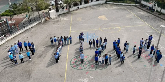 Manisalı öğrencilerden otizm farkındalığı haberi
