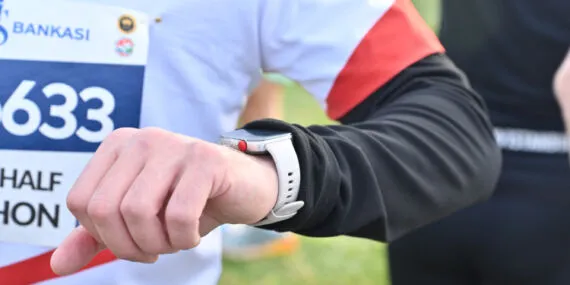 Maratonda akıllı saatiyle derece yakaladı