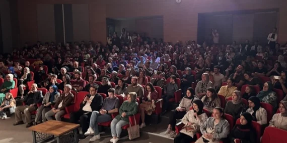 Mektep Melikgazi öğrencilerinden 'Çehovatör' oyunu haberi