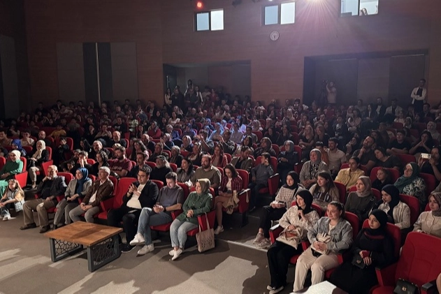 Mektep Melikgazi öğrencilerinden 'Çehovatör' oyunu haberi