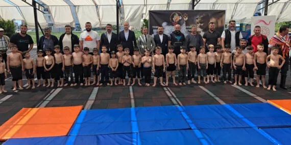 Minik pehlivanlar Antalya Kumluca’da mindere çıktı haberi