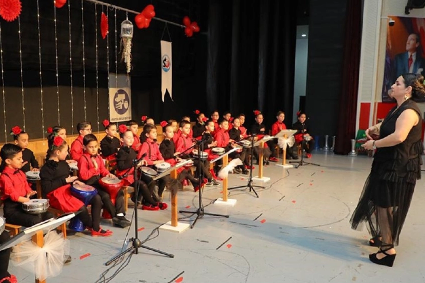 Ordu'da ilkokul öğrencileri darbuka çalmayı bidonla öğrendi haberi