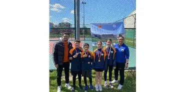 Osmangazi’nin genç raketleri kortta yıldızlaştı haberi