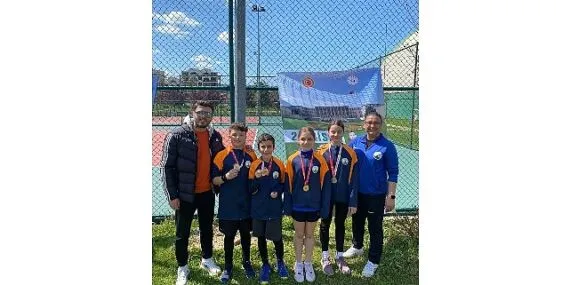 Osmangazi’nin genç raketleri kortta yıldızlaştı haberi